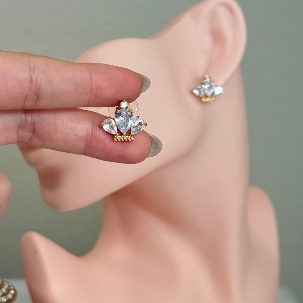⚜️ Elegant Gold and Silver Crystal Earrings - Picture 4 of 7